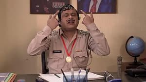 A troubled Happu asks the commissioner for help - Happu Ki Ultan Paltan